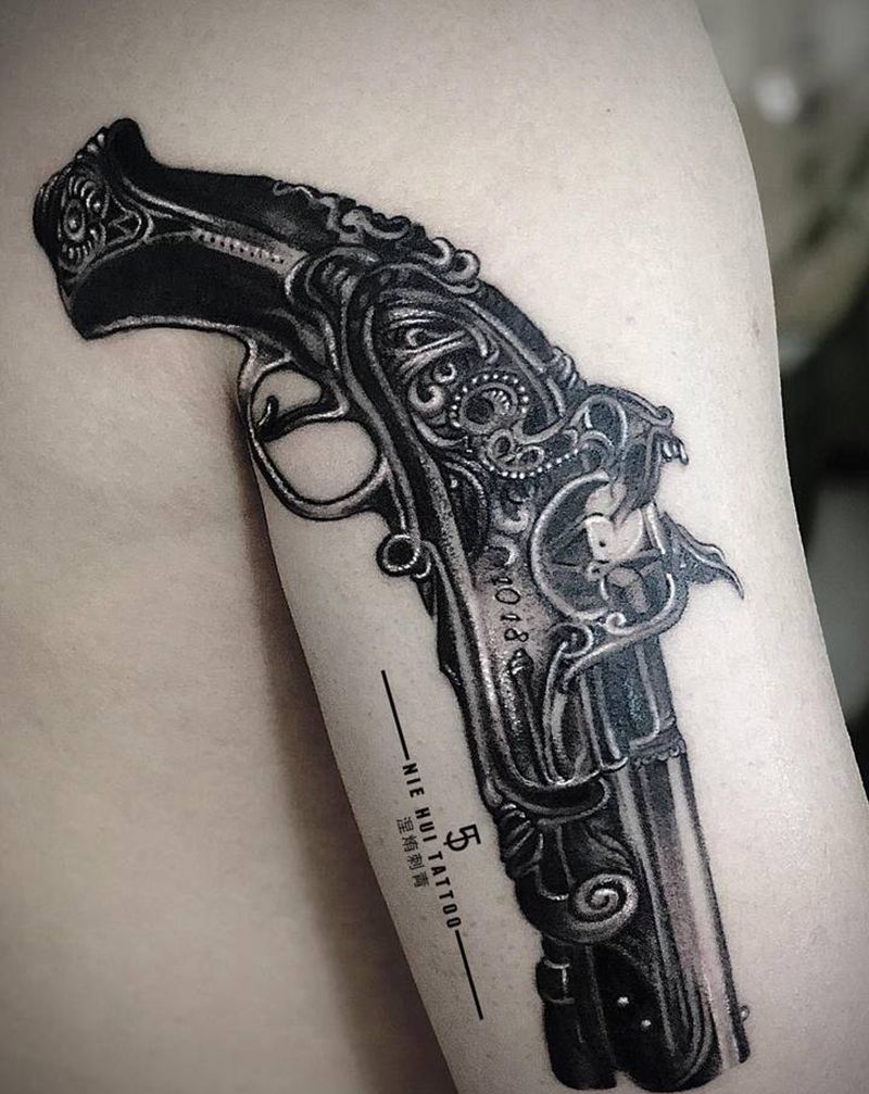 老花抢纹身图片_手臂点刺枪纹身图案