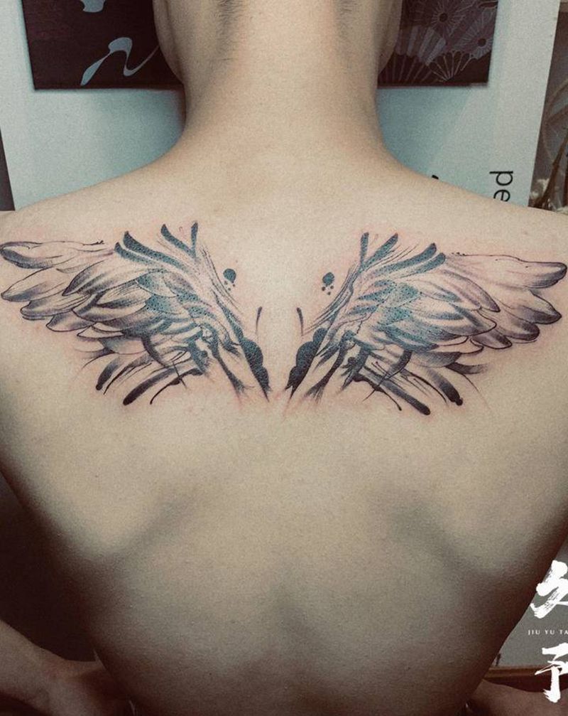 水墨翅膀纹身图片_背部水墨纹身图案