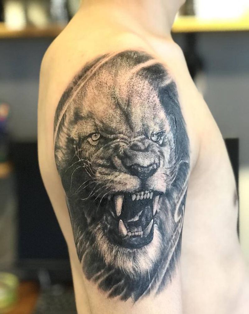 【狮王辛巴】遮盖作品纹身图片_欧美写实大臂纹身图案