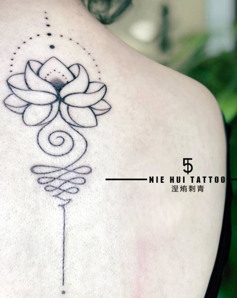 背部线条莲花纹身图片_背部几何小清新莲花纹身图案