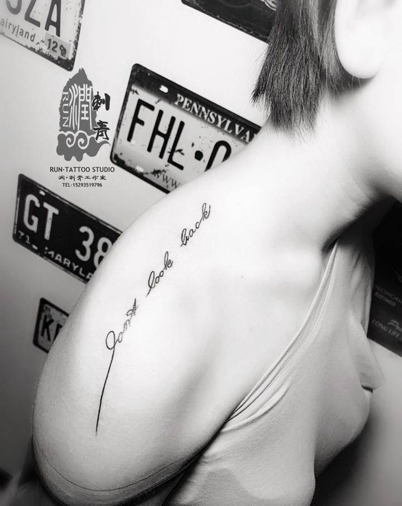 肩部字母纹身图片_肩部花体字纹身图案