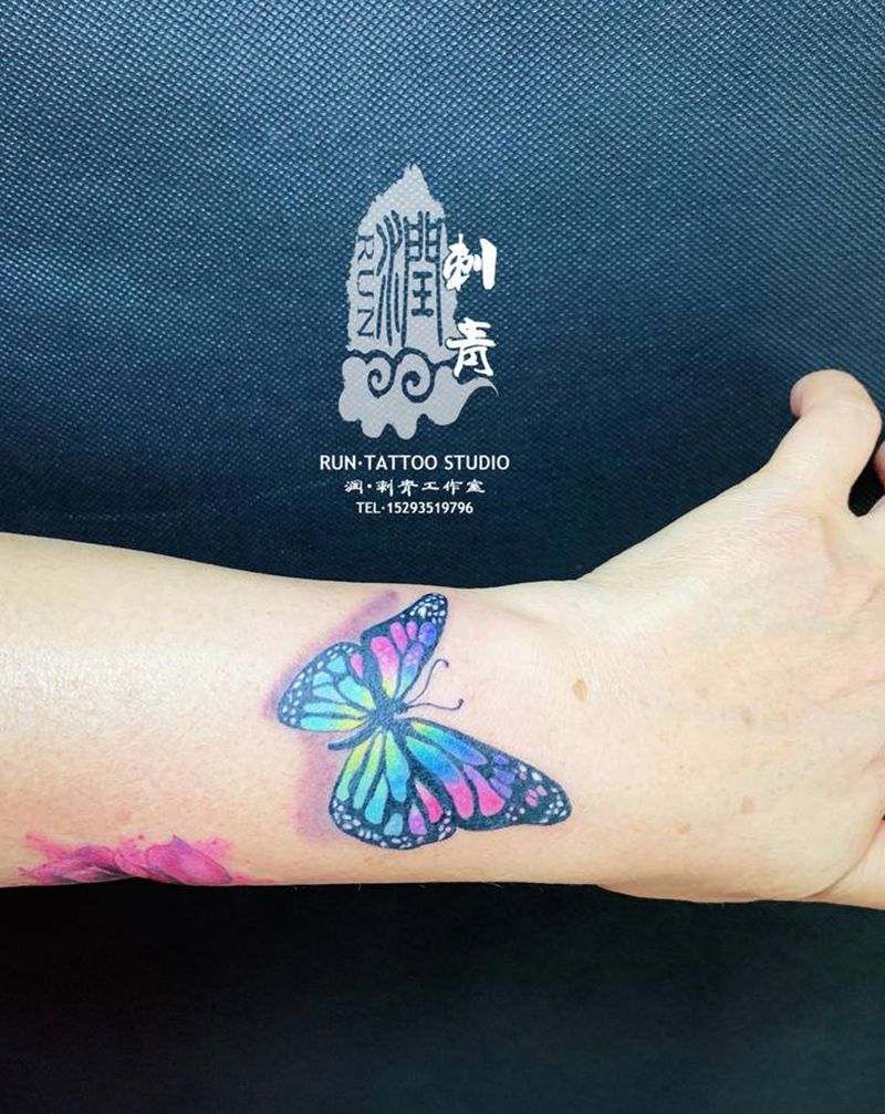 蝴蝶遮盖纹身图片_手臂欧美写实纹身图案