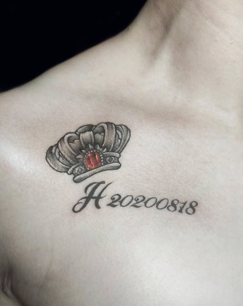 锁骨皇冠纹身图片_肩部纹身图案