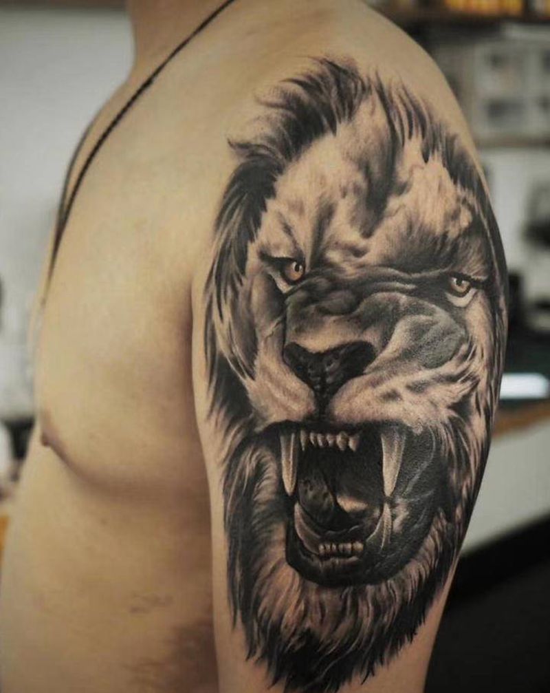 狮子纹身图片_肩部欧美写实纹身图案