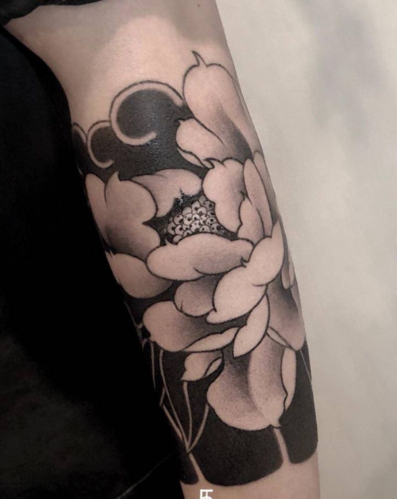 老传统牡丹纹身图片_手臂老传统牡丹纹身图案