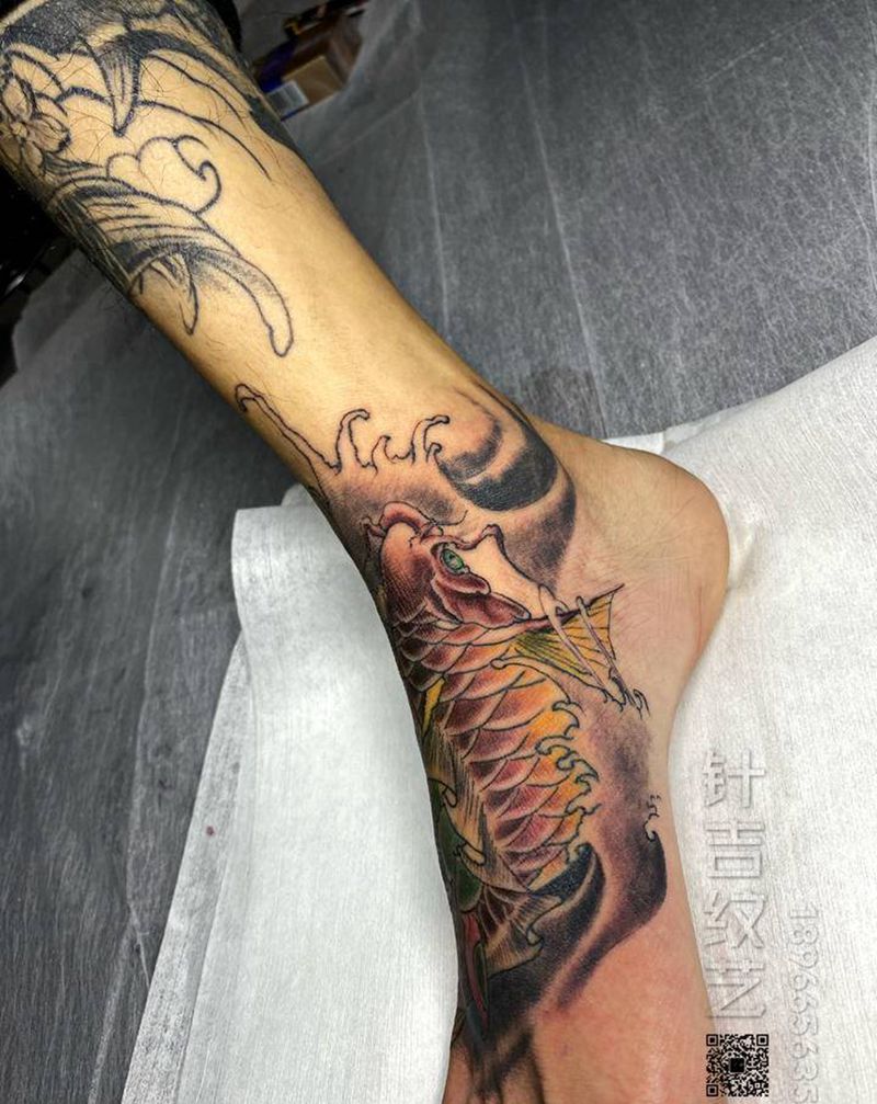 脚背鲤鱼纹身图片_脚部新传统纹身图案