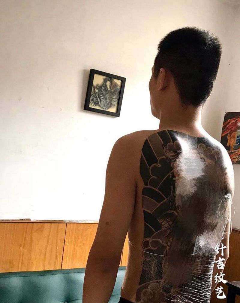 老传统纹身图片_背部老传统纹身图案