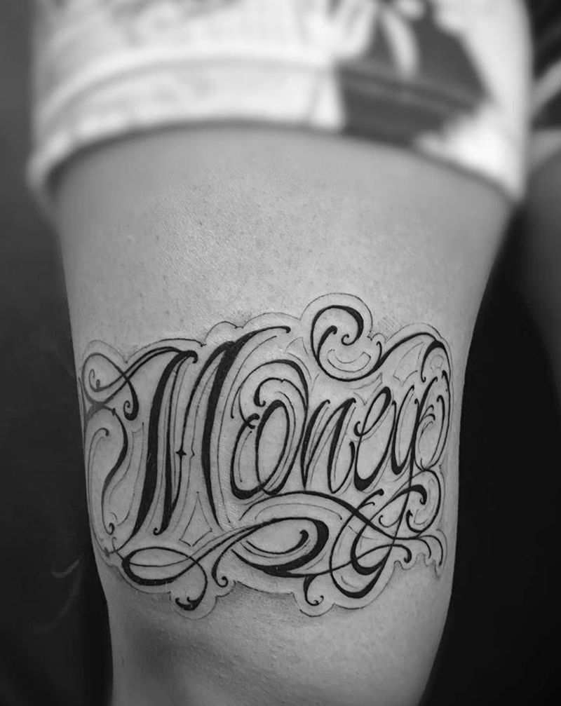 Money&Family纹身图片_腿部花体字纹身图案