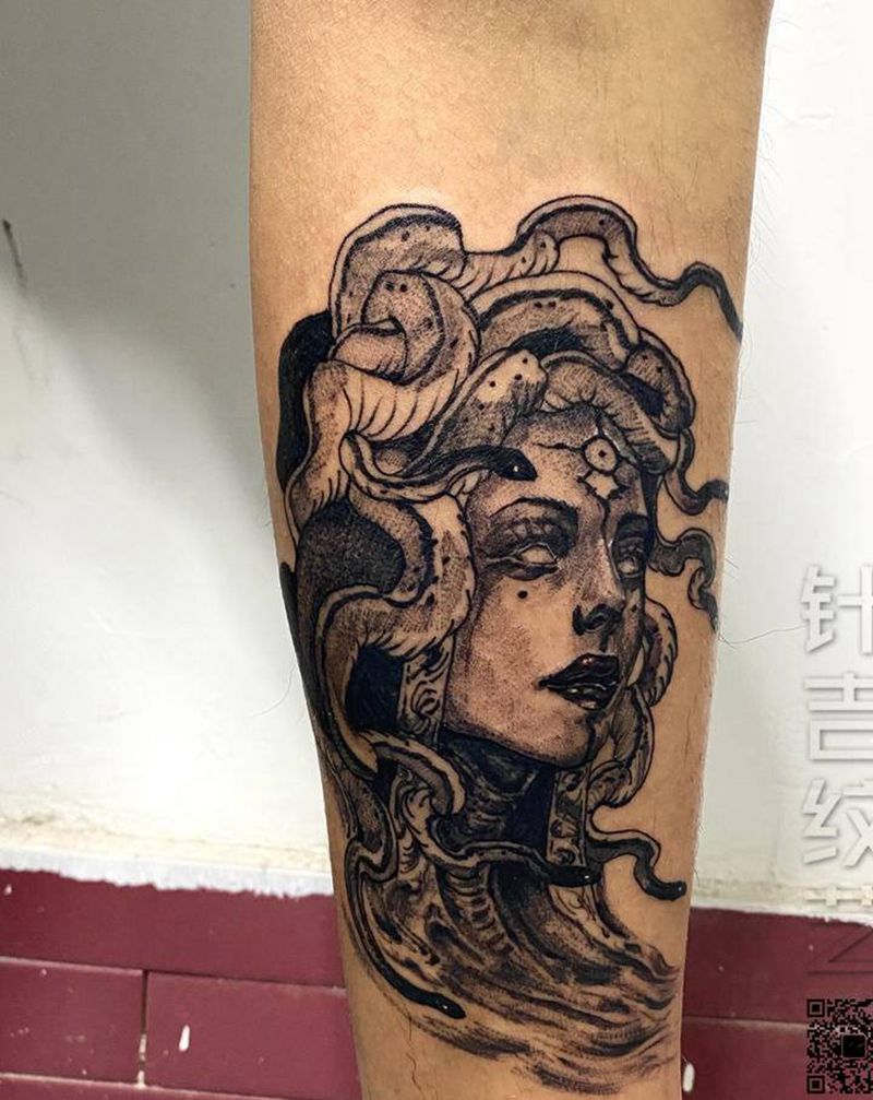 美杜莎纹身图片_腿部点刺纹身图案
