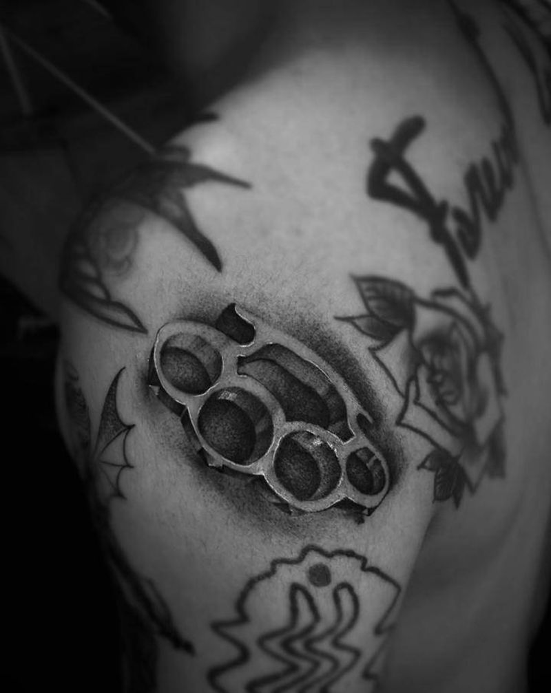 填空//指虎纹身图片_肩部欧美写实点刺纹身图案