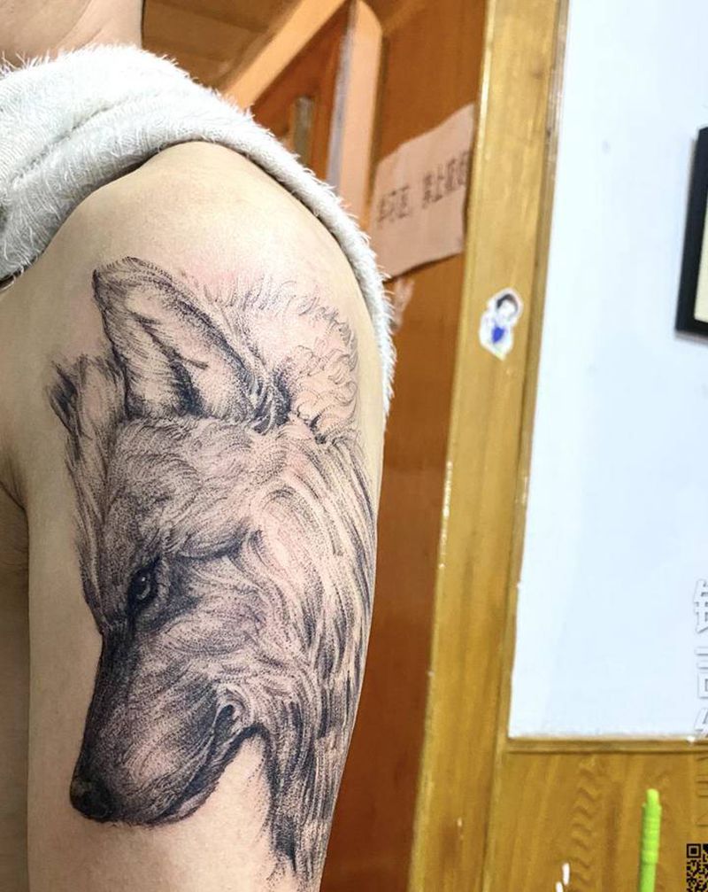 孤狼纹身图片_手臂点刺纹身图案