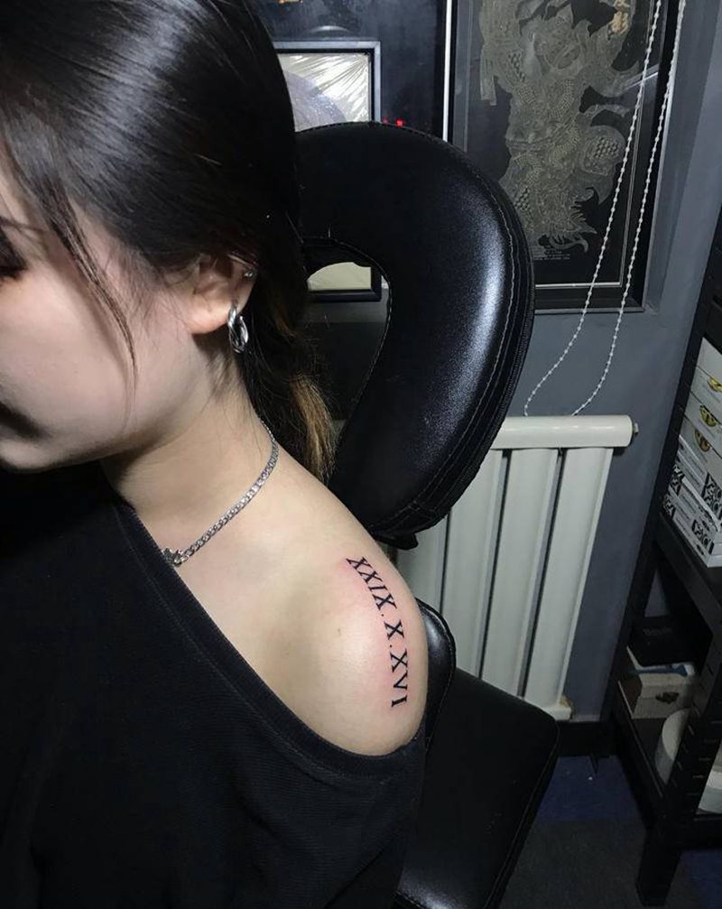 罗马数字纹身图片_肩部花体字纹身图案