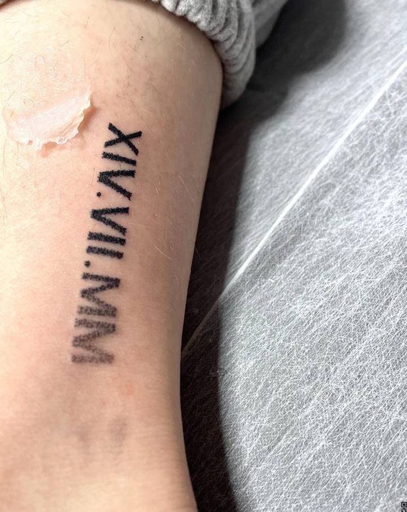 渐变罗马数字纹身图片_脚部腿部点刺纹身图案