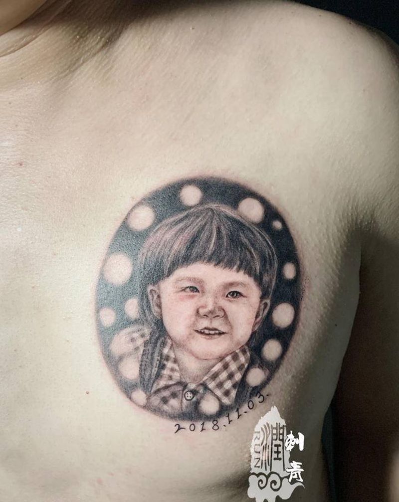女儿肖像纹身图片_胸部欧美写实肖像纹身图案