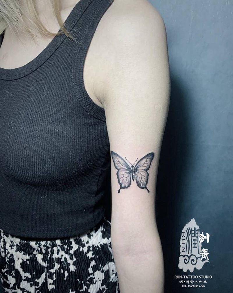 蝴蝶纹身图片_手臂欧美写实水墨纹身图案