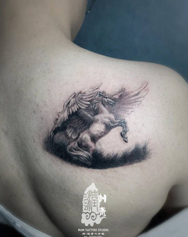 飞马纹身图片_肩部背部欧美写实纹身图案