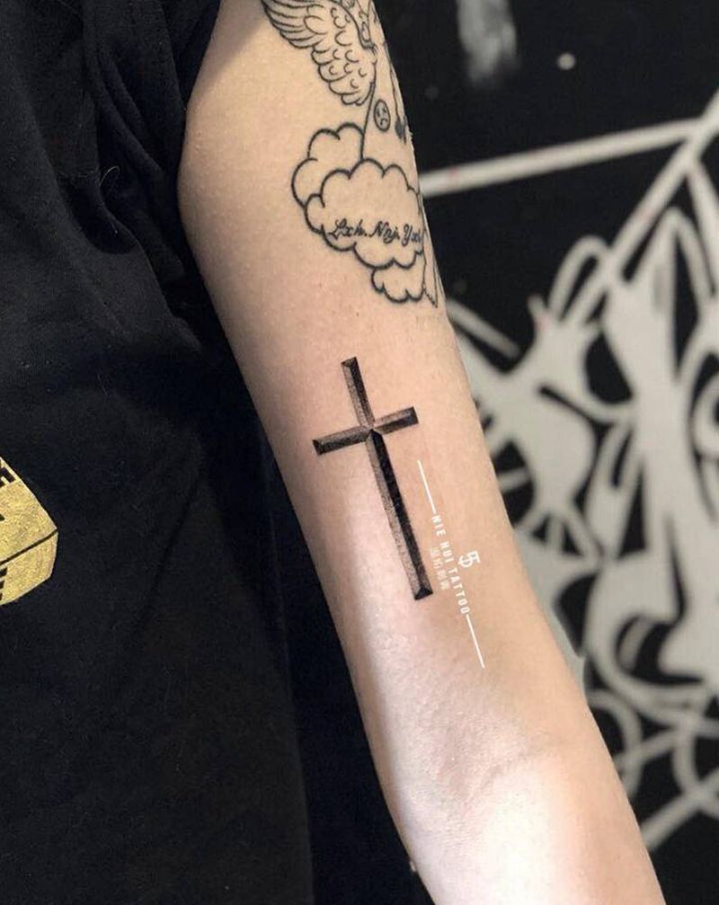 点刺十字架纹身图片_手臂腰部欧美写实点刺纹身图案