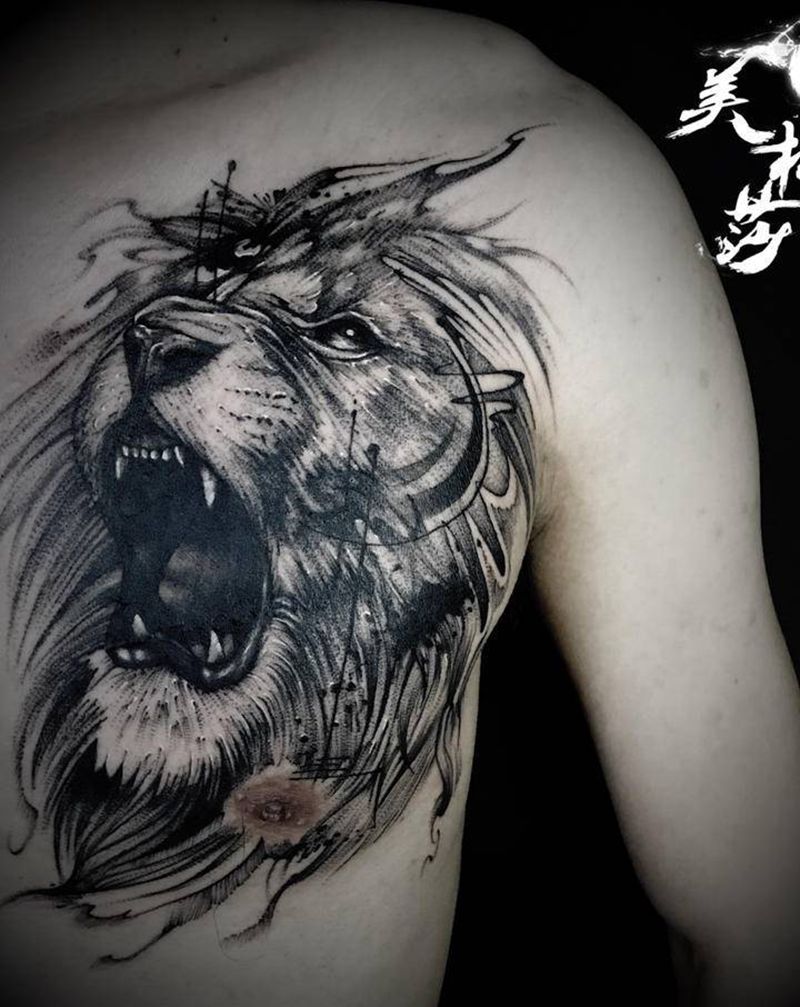 狮子遮盖纹身图片_胸部针痕纹身图案