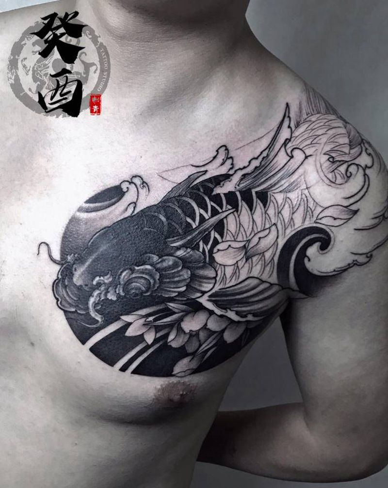 锦鲤纹身图片_胸部新传统纹身图案