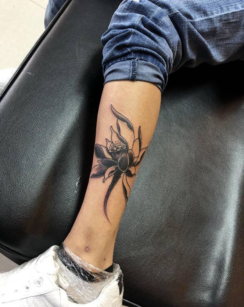 荷花伤疤遮盖纹身图片_腿部新传统荷花纹身图案