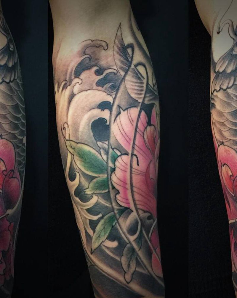 鲤鱼牡丹包小臂纹身图片_手臂纹身图案