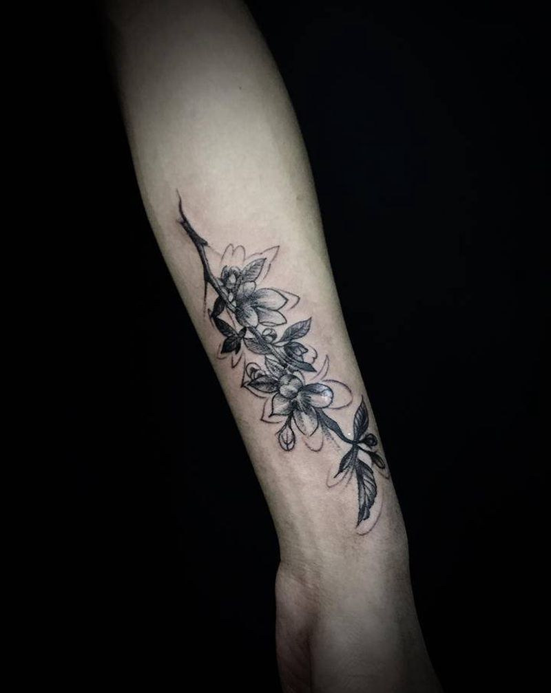 一束梨花压海棠纹身图片_手臂纹身图案