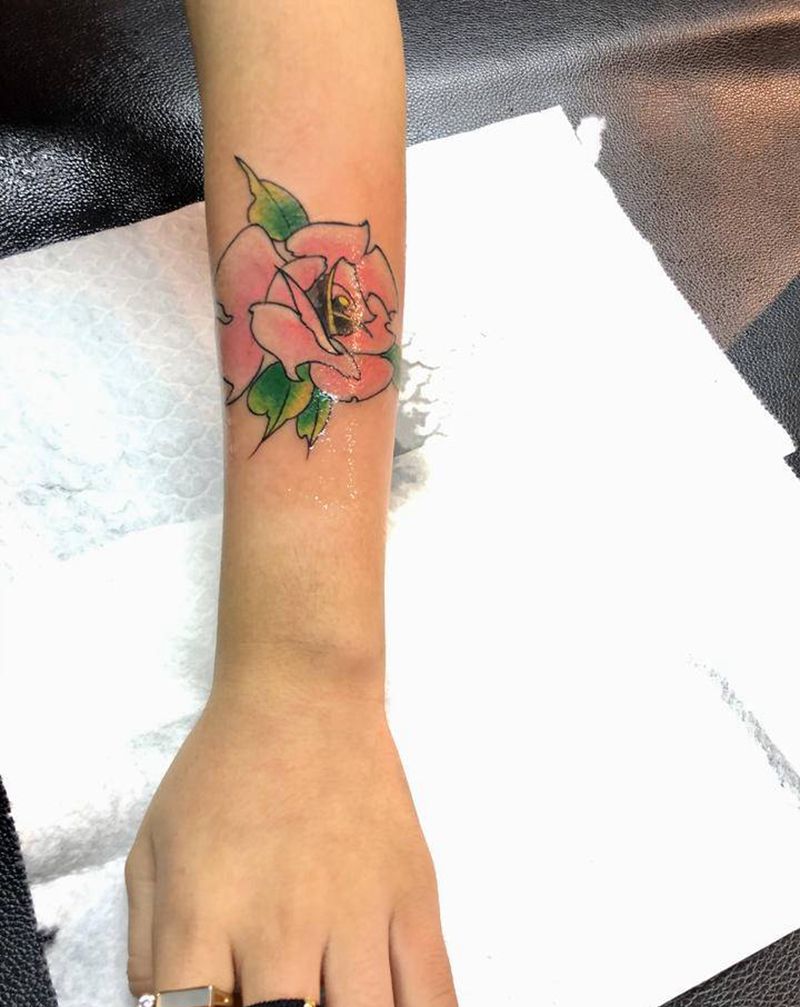 小花花纹身图片_手臂新传统纹身图案