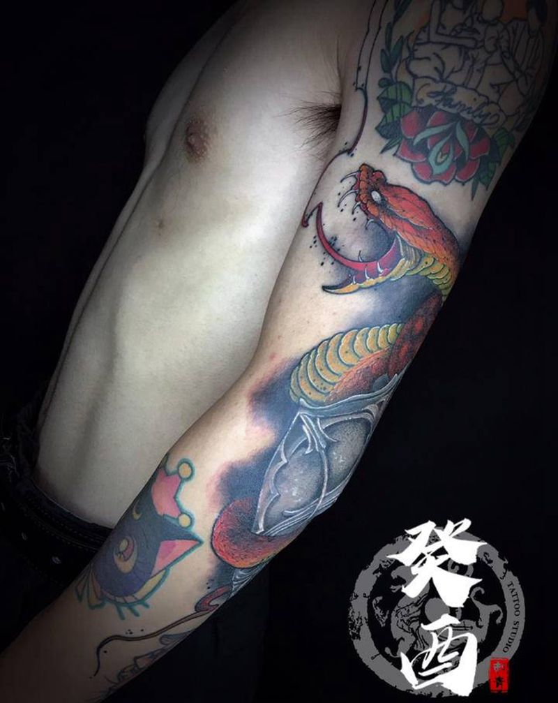 蛇与盾纹身图片_手臂New School纹身图案