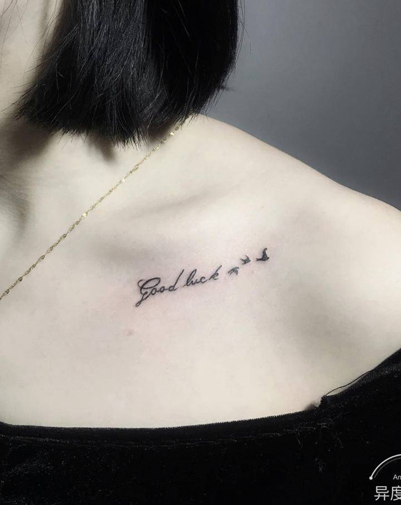 字母纹身图片_肩部花体字小清新纹身图案