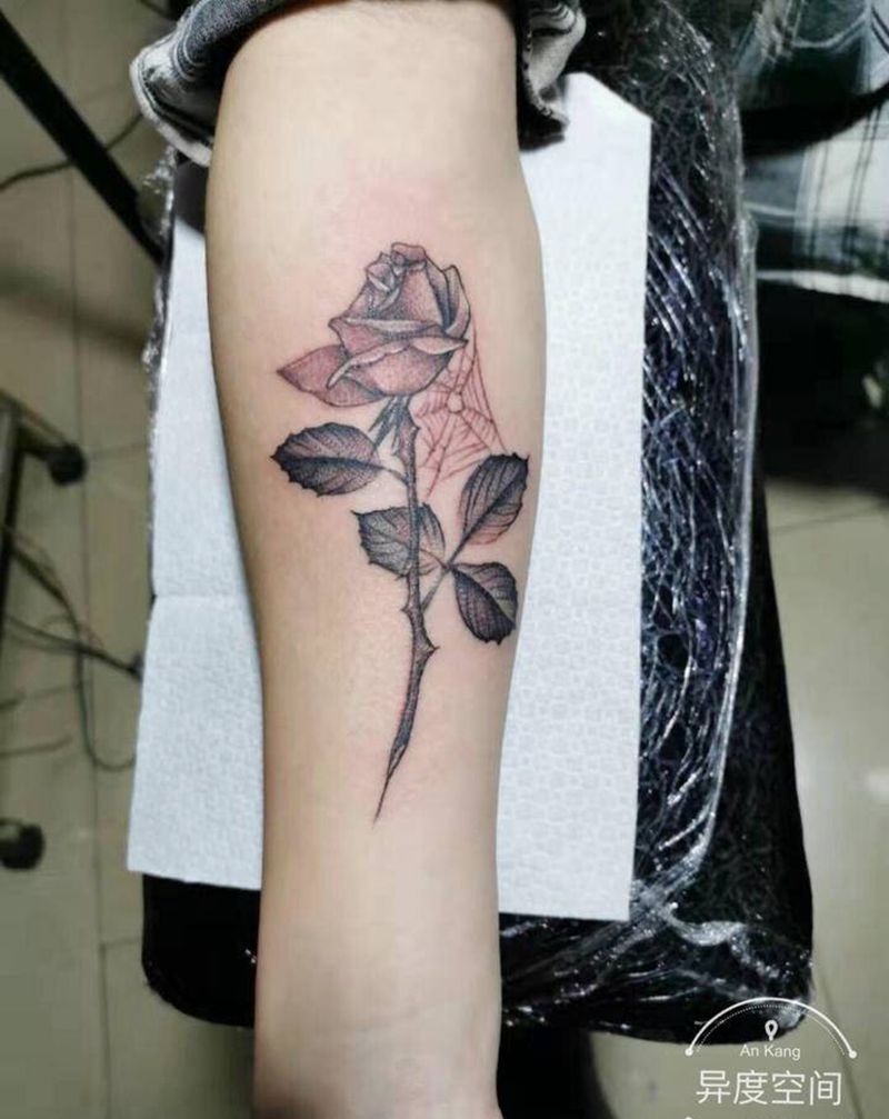 玫瑰纹身图片_手臂腿部点刺小清新纹身图案
