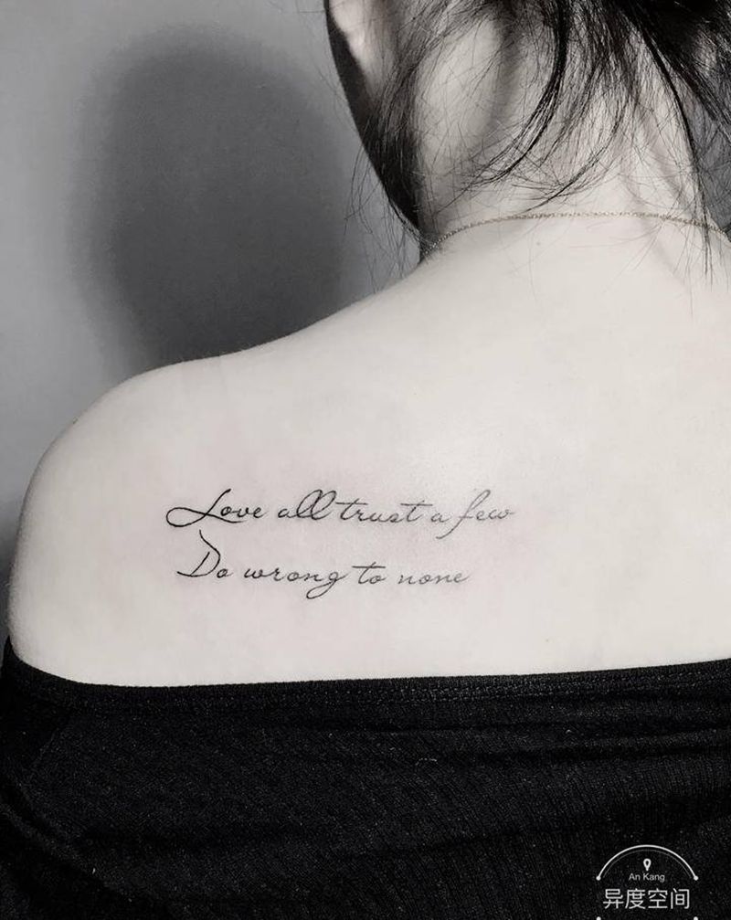 字母纹身图片_肩部背部花体字字母纹身图案