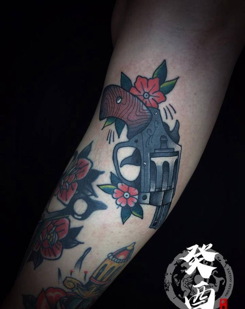 左轮手枪纹身图片_腿部Old School纹身图案