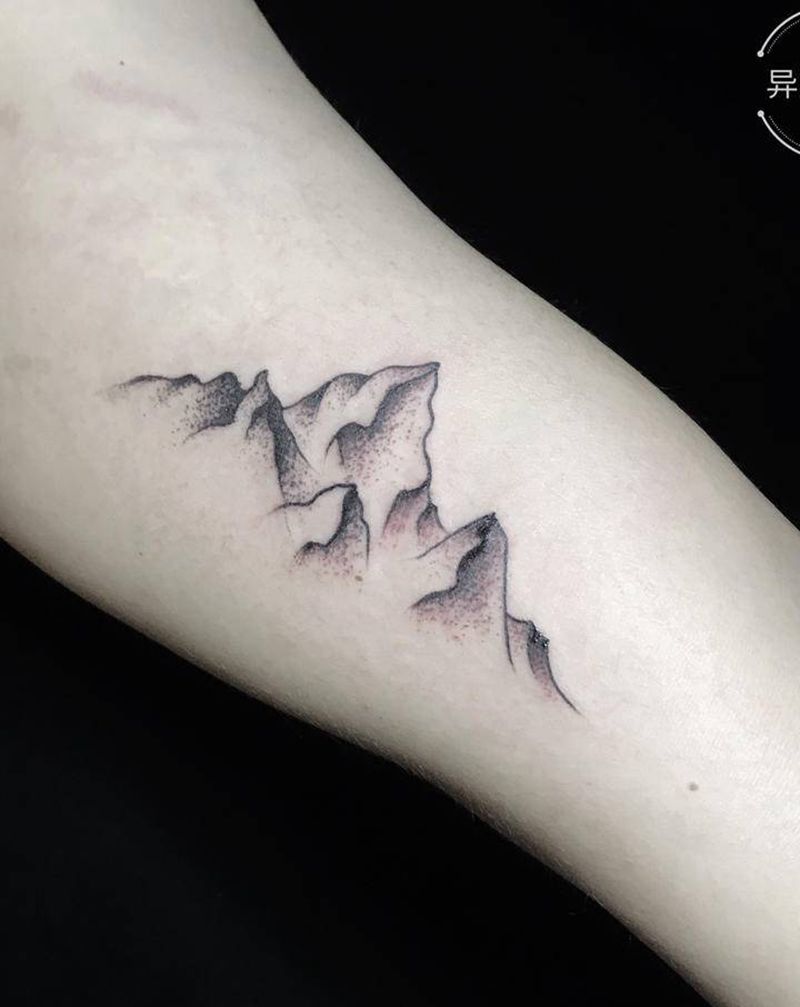 山纹身图片_背部手臂点刺山盟纹身图案