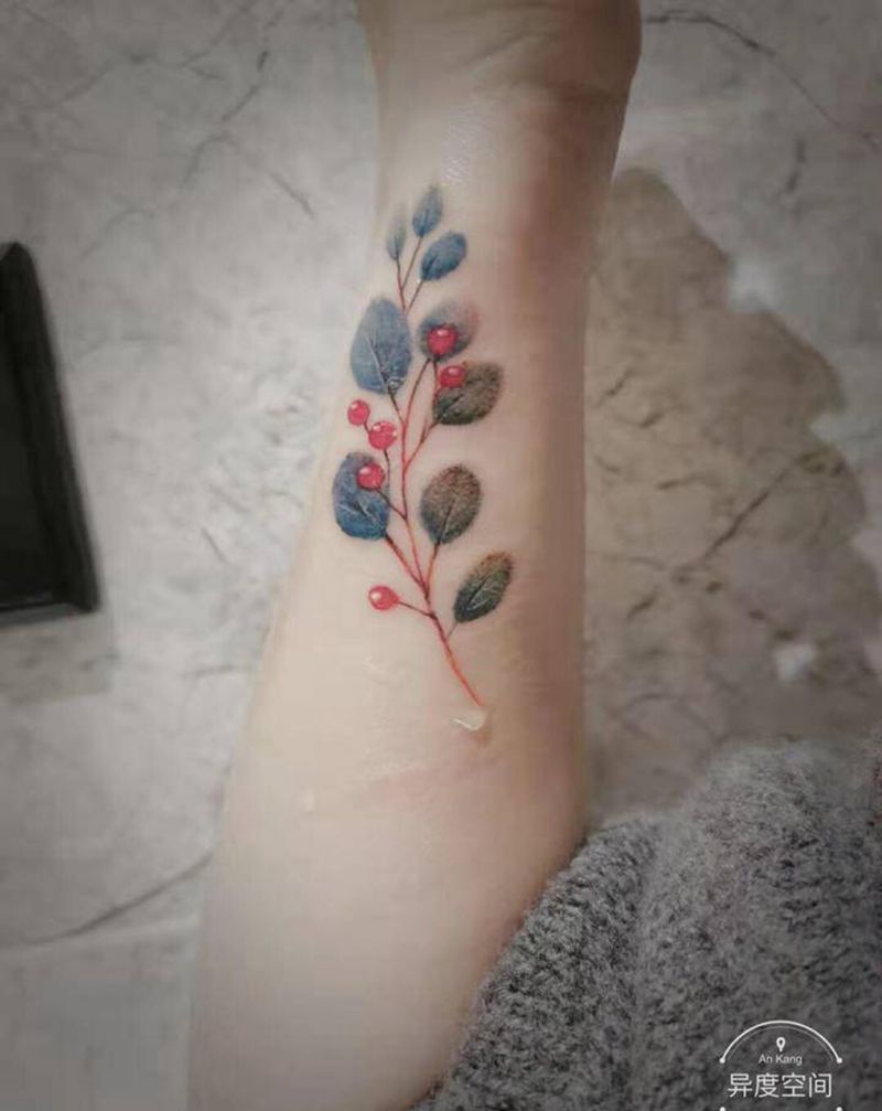 小情新纹身图片_手臂腿部点刺水彩树叶植物纹身图案