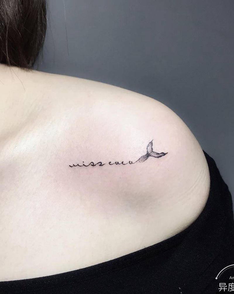 字母纹身图片_肩部胸部花体字纹身图案