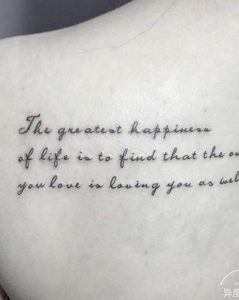 字母纹身图片_背部花体字纹身图案