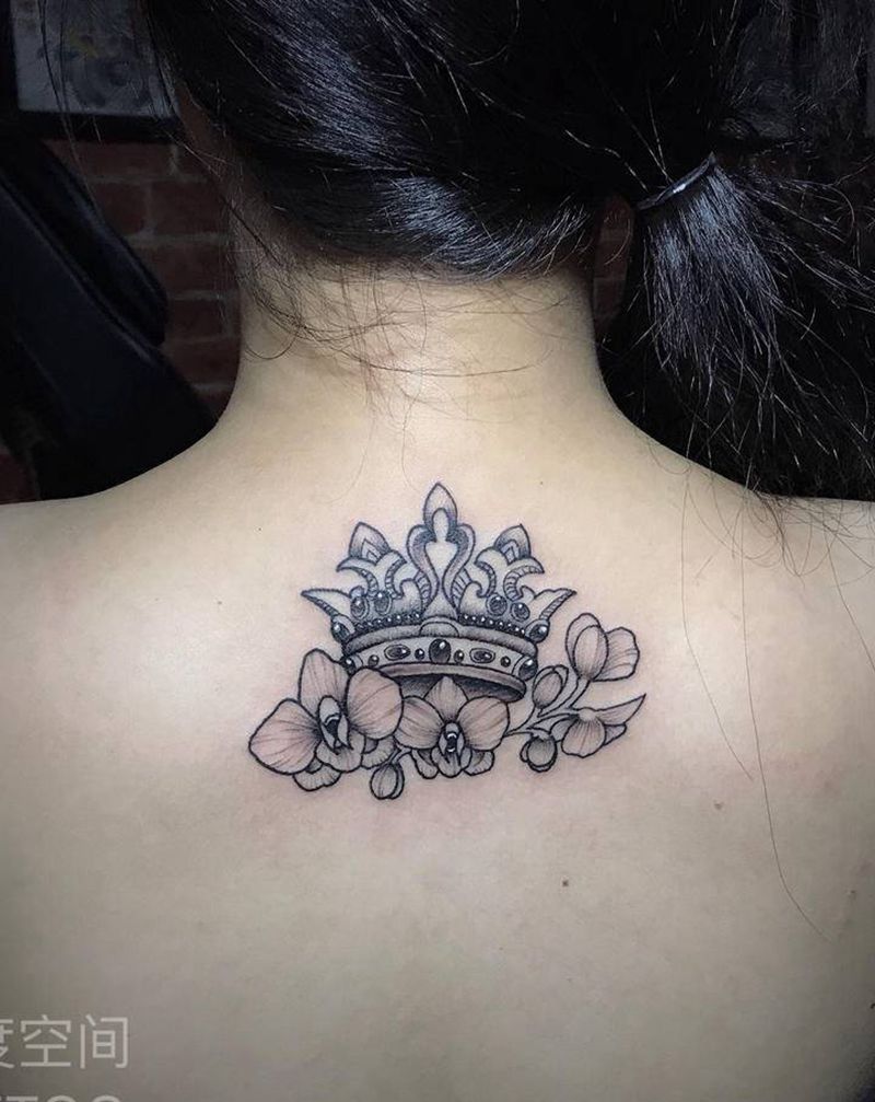 点刺纹身图片_背部点刺皇冠蝴蝶兰纹身图案