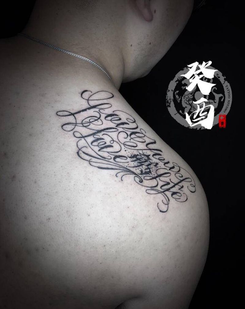 花体字纹身图片_背部花体字纹身图案