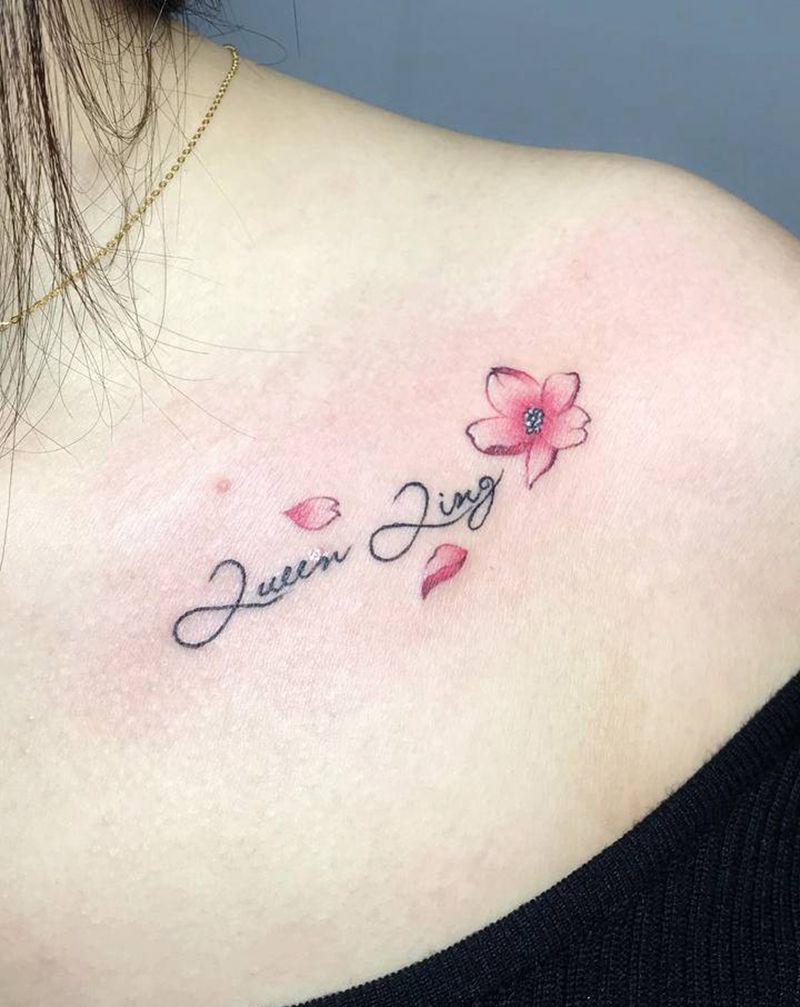 锁骨小花纹身图片_肩部胸部纹身图案