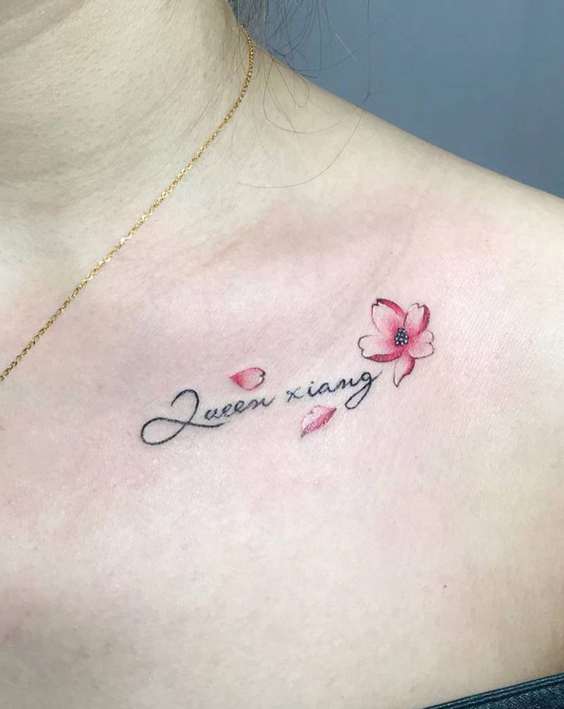 锁骨小花纹身图片_肩部胸部纹身图案