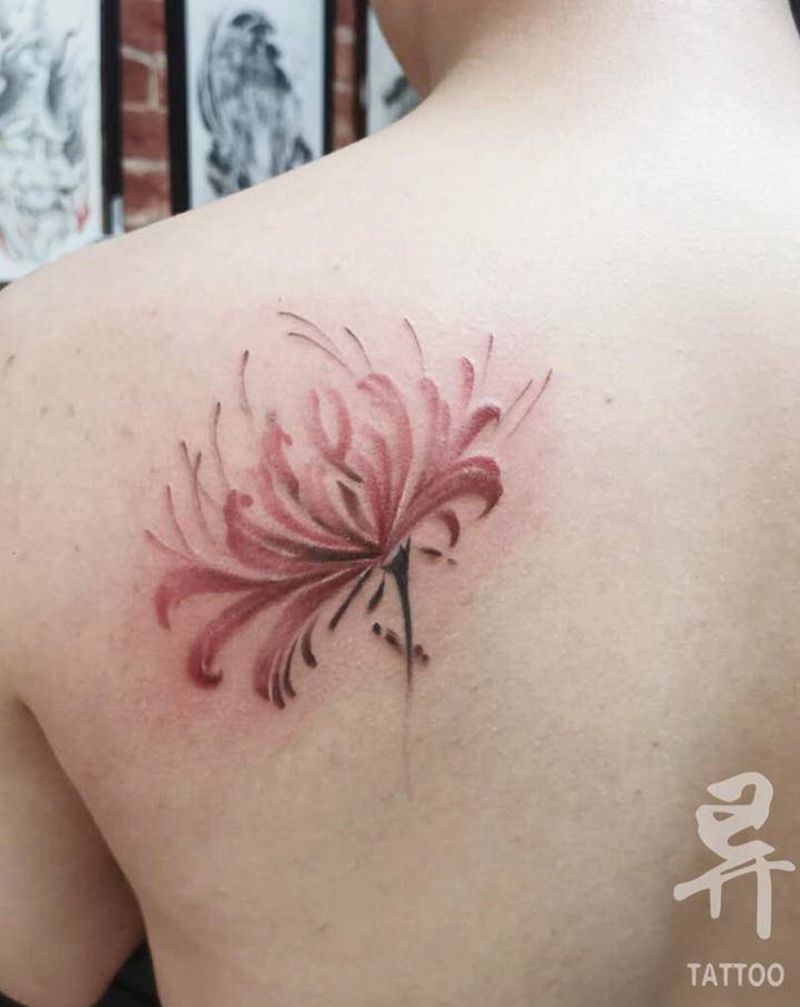 彼岸花纹身图片_背部肩部水彩纹身图案