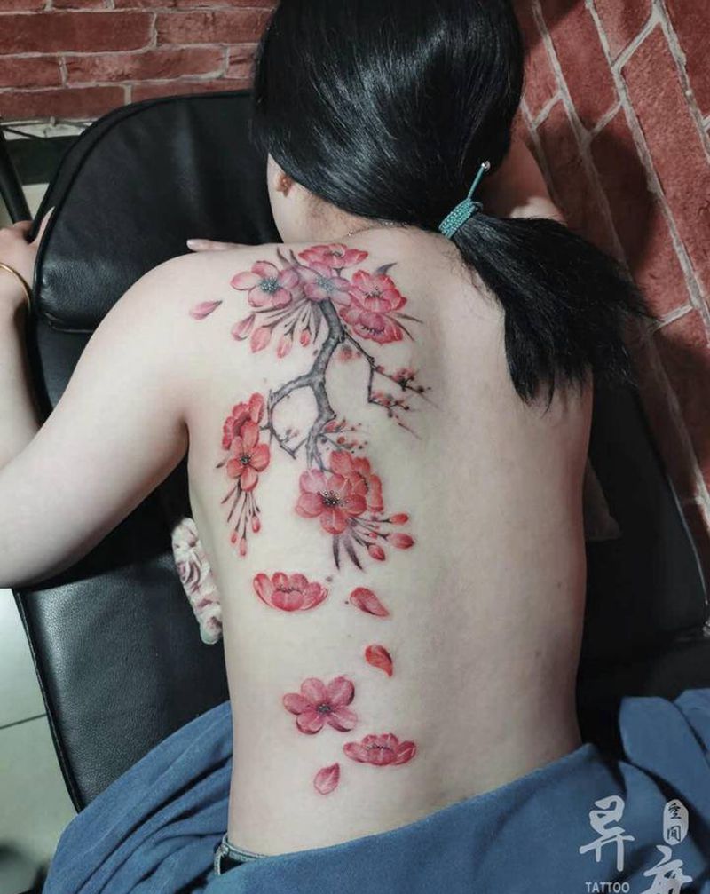 花纹身图片_背部水彩纹身图案