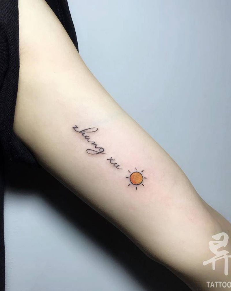 字母纹身图片_腿部手臂花体字太阳英文纹身图案