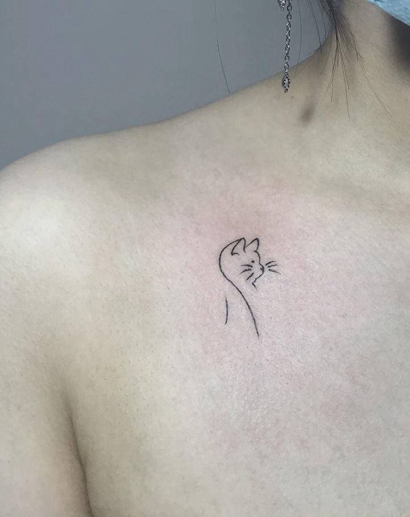 猫咪线条纹身图片_肩部胸部几何纹身图案
