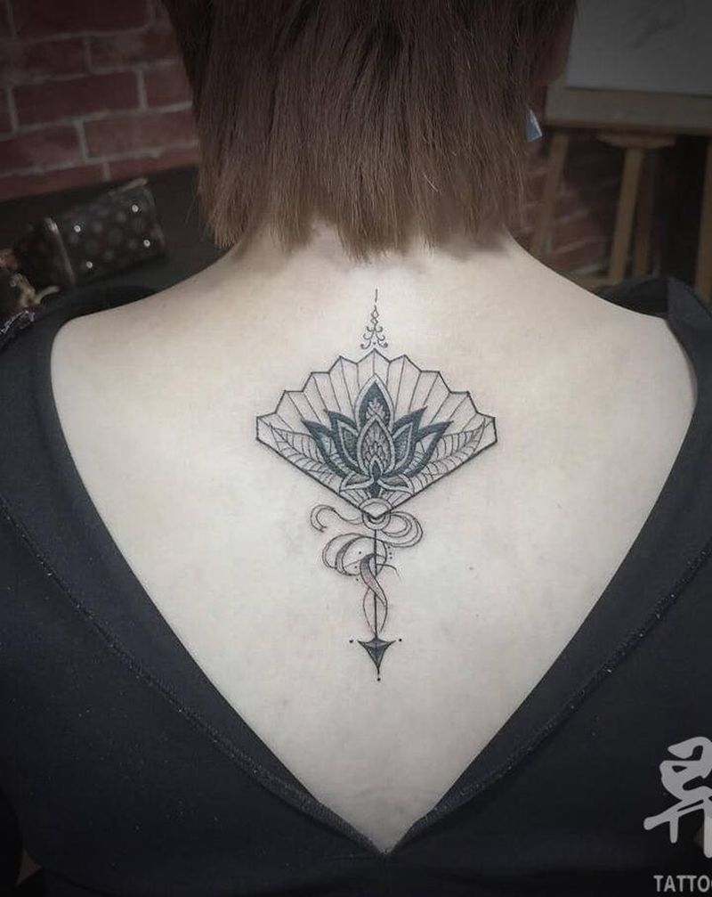 线条纹身图片_肩部背部图腾几何纹身图案