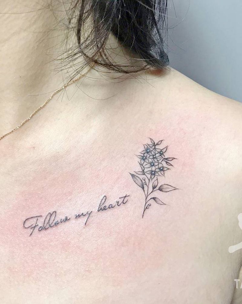 小清新纹身图片_肩部胸部花体字字母小花锁骨纹身图案