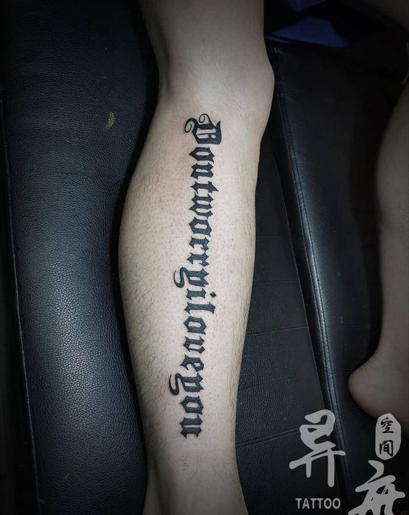哥特体纹身图片_腿部手臂花体字字母纹身图案