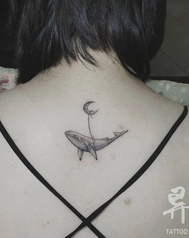 小清新纹身图片_背部点刺鲸鱼纹身图案