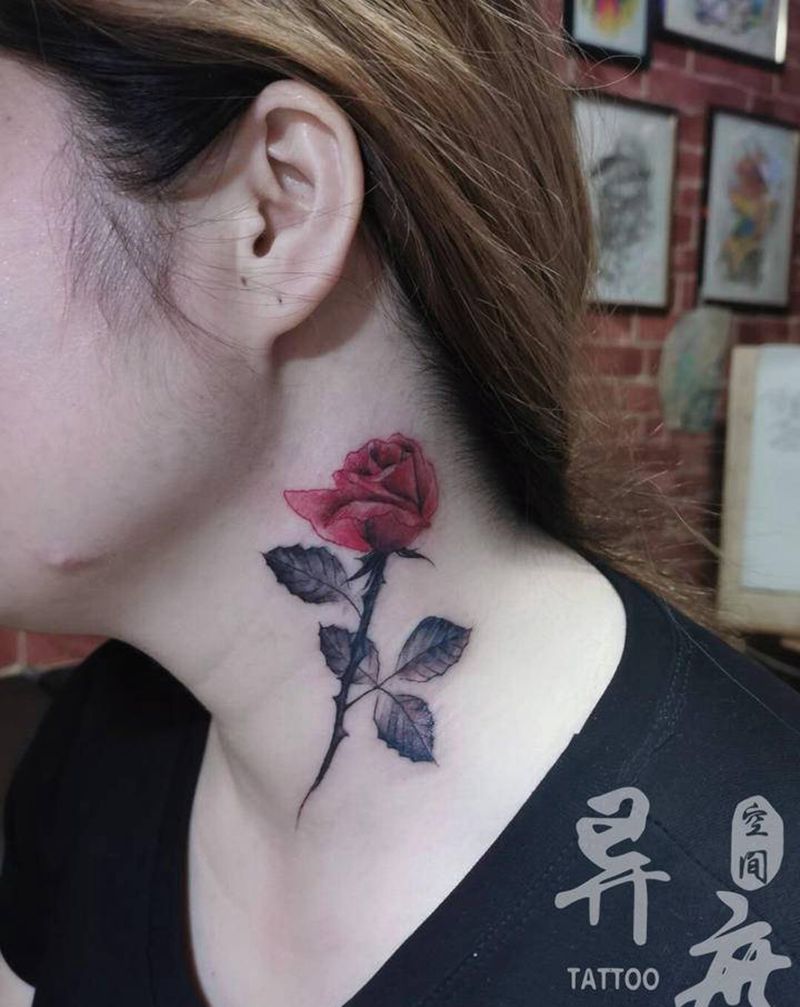 玫瑰纹身图片_颈部水彩花纹身图案