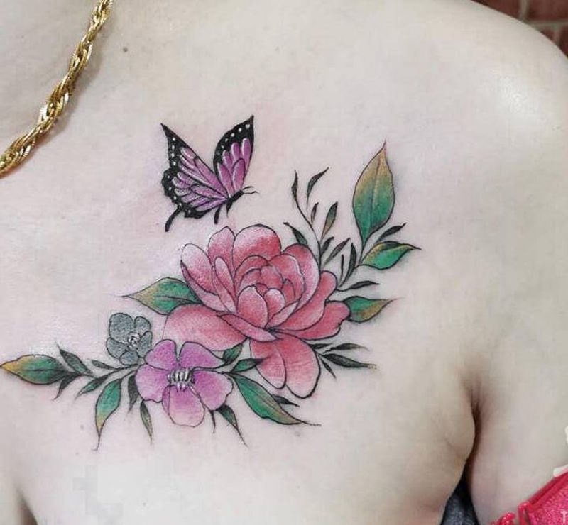 素花纹身图片_胸部肩部水彩彩色纹身图案